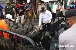 Bupati Adil Turun Jalan Bersihkan Gorong-gorong