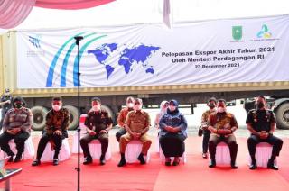 Gubernur Syamsuar Lepas 80 Ton Ekspor Pinang ke Thailand