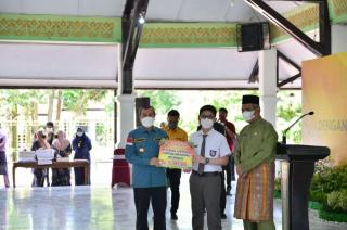 Gubernur Riau Beri Penghargaan Siswa Berprestasi Tingkat Nasional Tahun 2021