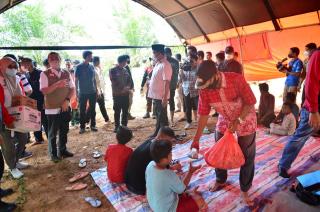 Gubernur Riau Tinjau Warga Terdampak Banjir di Rohul