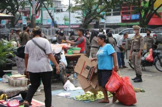 Satpol PP Pekanbaru Tertibkan PKL dan Banner di Tiga Ruas Jalan