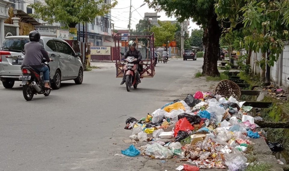 Bertepatan Hari Jadi Pekanbaru ke-238 Sampah Menumpuk di Jalan Rajawali Wilayah Zona 2