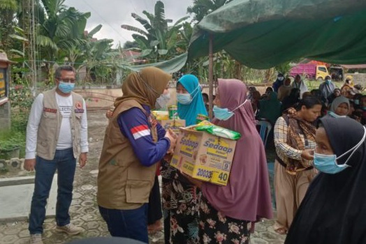 Peduli Korban Banjir, Bupati Inhu Serahkan Bantuan untuk Warga Batang Gansal