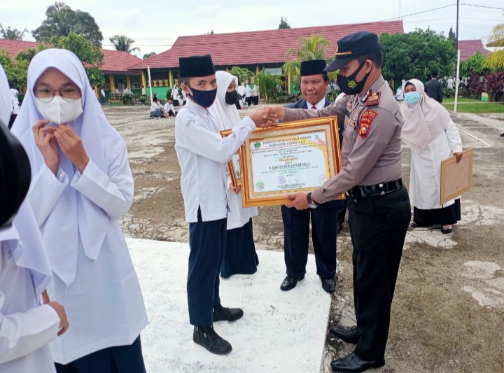 Hari Amal Bakti 76 Tahun, Wabup Rohul Berikan Penghargaan Bagi ASN Dan Siswa Berprestasi