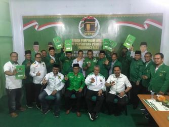 Syamsurizal Serahkan SK Kepengurusan 7 DPC se-Riau