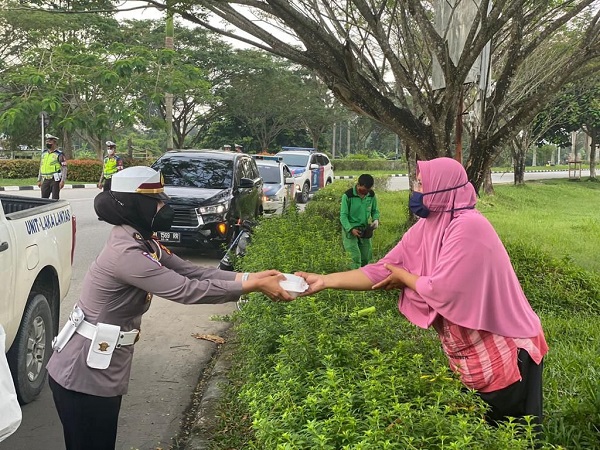 Melalui "Jumat Barokah" Satlantas Polres Siak Berkomitmen Menjadi Polantas yang Penolong dan Humanis