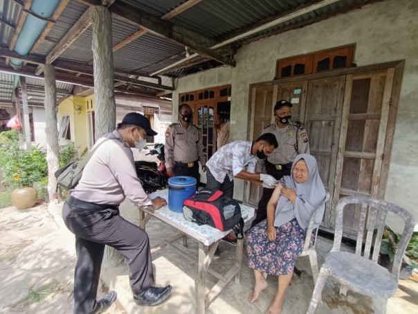 Tim Polres Indragiri Hilir Vaksinasi Lansia Door To Door