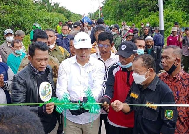 Bupati Meranti Resmikan Jalan Lintas Tanjung Sari - Teluk Buntal