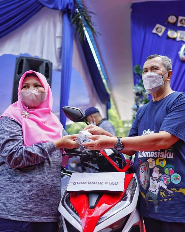 HUT SMAN 8 Pekanbaru, Gubri Serahkan Hadiah Utama Sepeda Motor