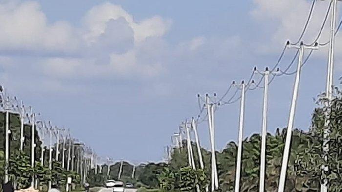 Tiang-tiang Listrik Hampir Bertumbangan di Siak Ini Bikin Dag Dig Dug Warga