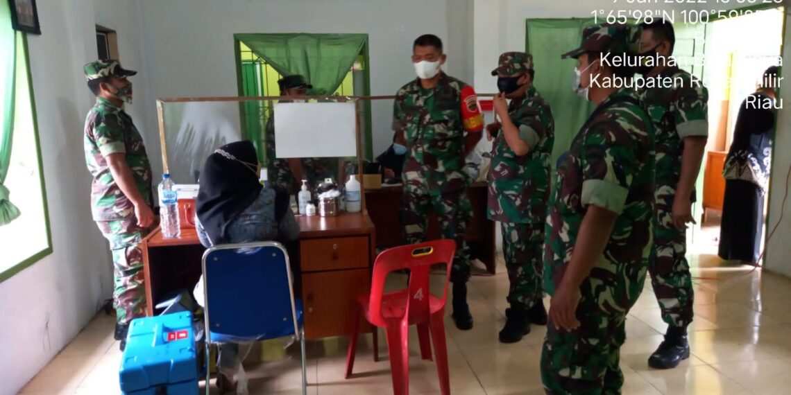 Tim Babinsa Koramil 03/Bgs Rohil Berikan Pendampingan Dan Monitoring Vaksinasi