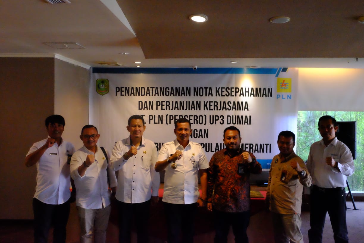 Bupati Adil Minta PLN Gratiskan Sambung Listrik bagi Pelaku Usaha Kecil di Meranti