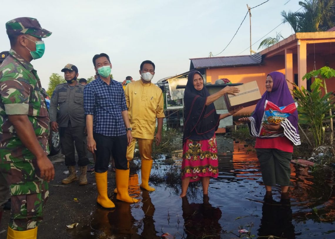 Bantu Korban Banjir, Bupati dan Wakil Bupati Rohil Serahkan Bantuan 220 Paket