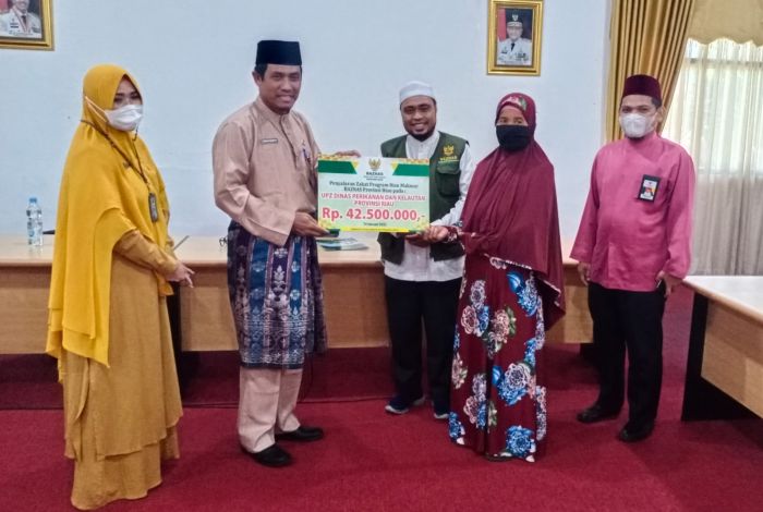 Baznas Riau Salurkan Bantuan Modal Usaha untuk Mustahik Dinas Perikanan
