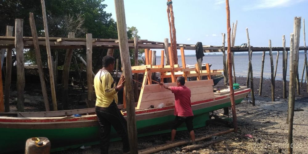 BEM Unilak Bantu Pembangunan Kapal Penyeberangan Warga Dusun Air Mabuk Meranti