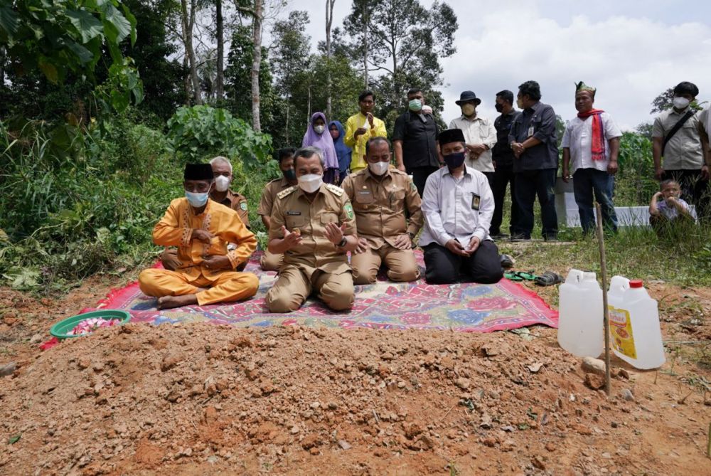 Disela Kunker, Gubernur Syamsuar Ziarah ke Makam Seniman Gambus Suku Talang Mamak Inhu