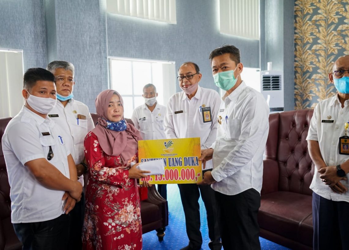 Bupati Rohil Serahkan Santunan Ke Istri Nelayan Yang Tewas Diterkam Buaya