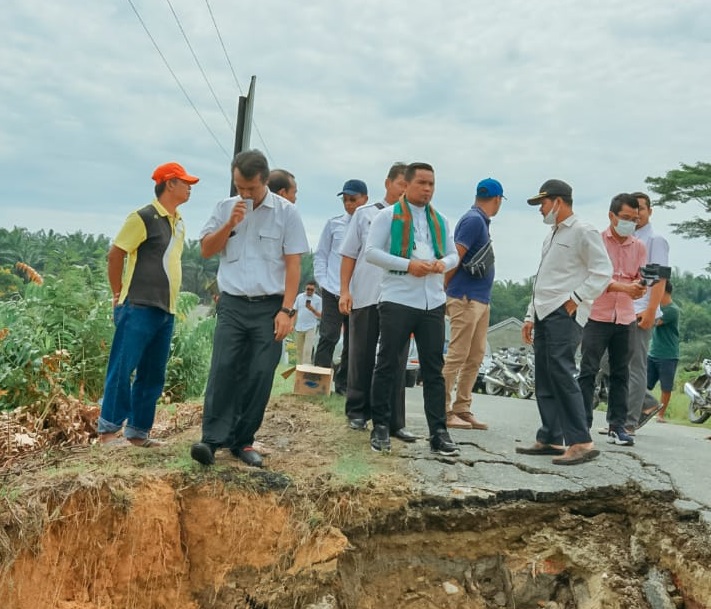 Bupati Pelalawan Tinjau Jembatan Amblas Penghubung Desa Trimulya Jaya dan Desa Bukit Jaya Kecamatan Ukui