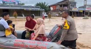 Banjir Bandang di Rohul, Kapolres Turun Tangan Evakuasi Ibu Hamil