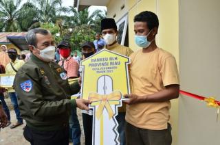 Gubri Kembali Serahkan Bantuan RLH dan Berpesan Jagalah dengan Baik