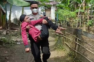 Kisah Bripka Ripal Bopong Remaja Lumpuh Berobat ke Rumah Sakit
