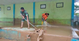Tim Gabungan Satgas Bencana Alam Rohul Bantu Warga Bersihkan Material Sisa Banjir