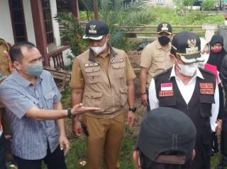 Bupati dan Ketua DPRD Inhil Berikan Bantuan Korban Tanah Longsor