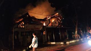 Kebakaran di Kafe Menantea, Anggota Damkar Pekanbaru Cedera Terkena Kaca