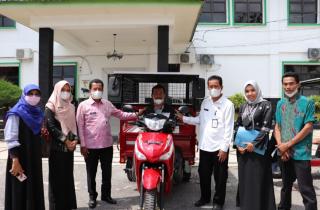 Bantu Penyandang Disabilitas, Dinsos Serahkan Bantuan Motor Roda Tiga