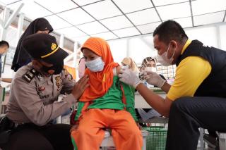 Didampingi Orang Tua, Anak 6-11 Tahun di Meranti Mulai Divaksin Covid-19