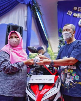 HUT SMAN 8 Pekanbaru, Gubri Serahkan Hadiah Utama Sepeda Motor
