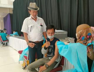 KONI Inhil dan Kadin Riau Taja Vaksinsasi Massal di Tembilahan