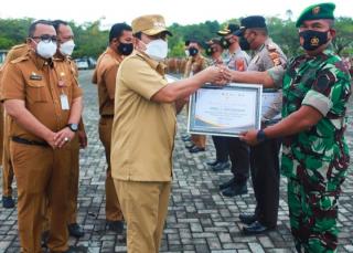Bupati Rohul Berikan Piagam Penghargaan Percepatan Vaksinasi Covid-19