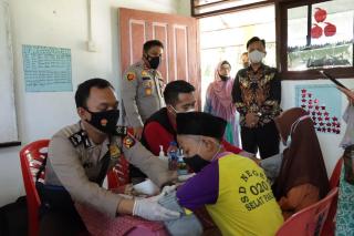 Wabup Meranti dan Kapolres Tinjau Vaksinasi Anak Usia 6-11 Tahun di Dua Sekolah