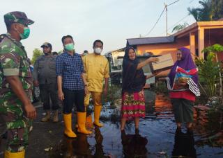 Bantu Korban Banjir, Bupati dan Wakil Bupati Rohil Serahkan Bantuan 220 Paket