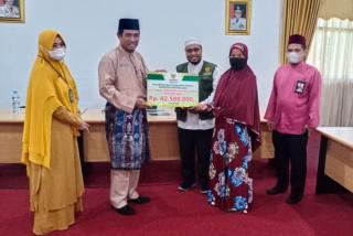 Baznas Riau Salurkan Bantuan Modal Usaha untuk Mustahik Dinas Perikanan