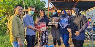 Bupati Rohil Bagikan Paket Sembako Kepada Korban Terdampak Banjir
