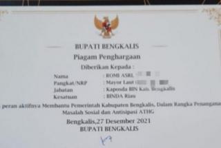 Pindah Tugas Dari BIN Ke TNI AL, Bupati Bengkalis Berikan Penghargaan Ke Mayor Romi