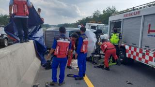 Alami Pecah Ban, Minibus Tabrak Pembatas Besi Tepi Tol Pekanbaru-Dumai, Sopir Tewas di Tempat