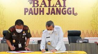 Gubernur dan Kejati Riau Teken MoU Soal Bantuan Hukum
