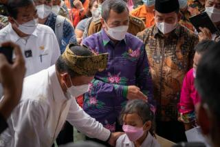 Kunker ke Riau, Mendagri Tito Karnavian Tinjau Vaksinasi Merdeka Anak di SDN 36 Teladan Pekanbaru