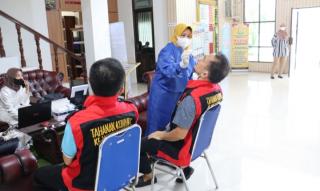 Tujuh Orang Tahanan Tipikor Kejari Rohul di Swab Antigen