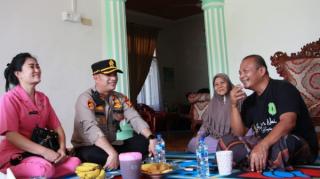Didampingi Istri, Kapolres Bengkalis Sambangi Kediaman Mbah Supeno