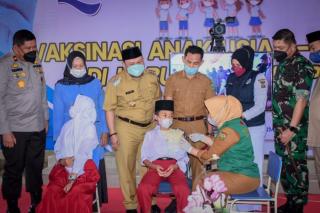 Serentak Seluruh Kecamatan, Wakapolda Riau Bersama Bupati Kampar Launching Vaksinasi Anak