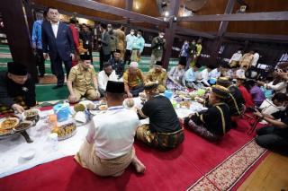 Balek Kampung, Mendagri Malaysia Disuguhkan Makan Bajambau Khas Air Tiris