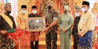 LAM Rohil Beri Gelar Penambalan Adat Untuk Dandim 0321