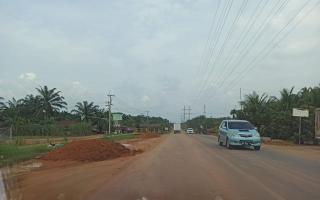Bahayakan Pengendara, Jalan Lintas Riau-Sumut Dipenuhi Tanah Timbun Diduga Proyek PHR