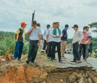Bupati Pelalawan Tinjau Jembatan Amblas Penghubung Desa Trimulya Jaya dan Desa Bukit Jaya Kecamatan Ukui