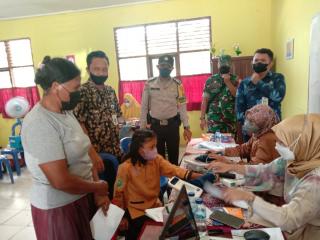 Lurah Bencah Lesung Didampingi Tiga Pilar Tinjau Vaksinasi Anak di SDN 137