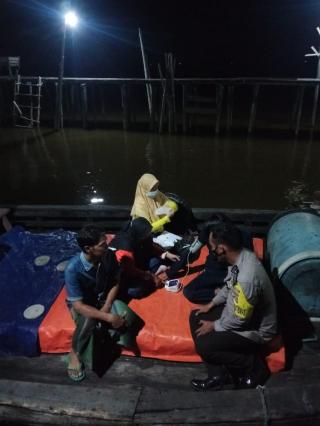 Hingga Malam Hari, Polsek dan Nakes Tebingtinggi Barat Layani Vaksinasi Terapung Bagi Warga KAT
